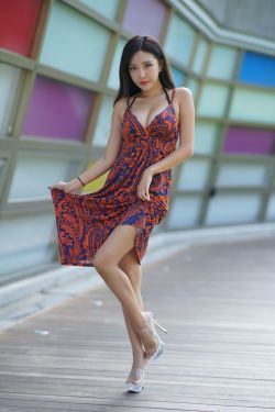 周莹躲进被子里